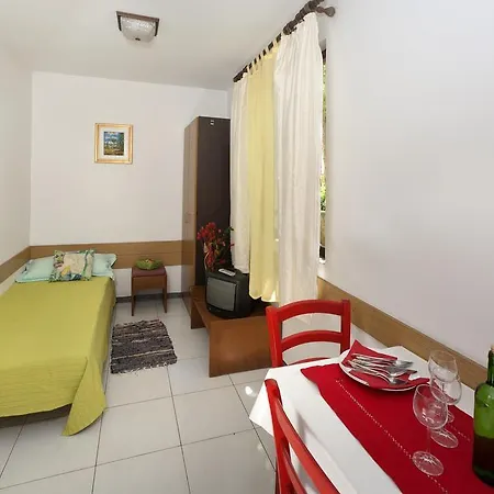 Apartments Mladenka Porec Room photo
